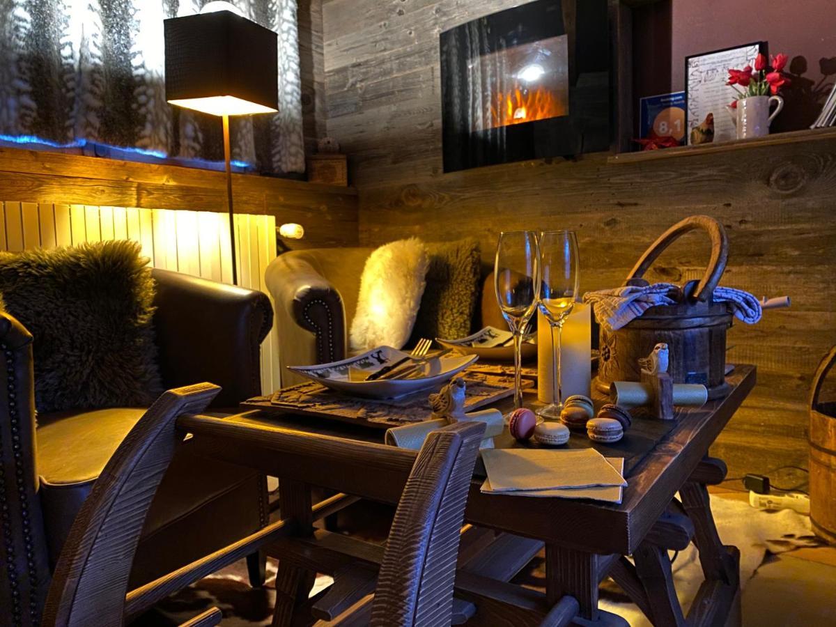 מונטריון Micro-Lodge, Le Petit Nid D'Amour מראה חיצוני תמונה