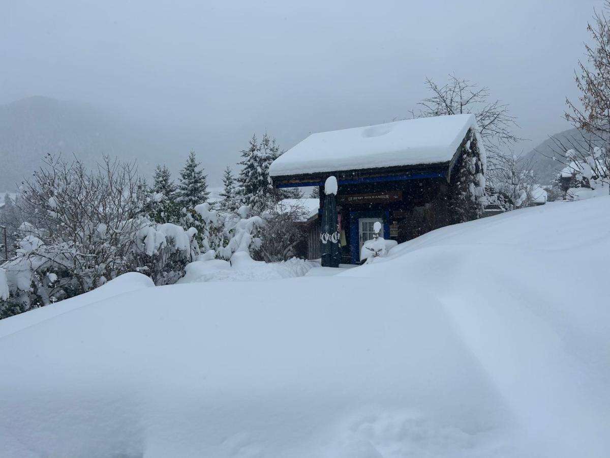 מונטריון Micro-Lodge, Le Petit Nid D'Amour מראה חיצוני תמונה