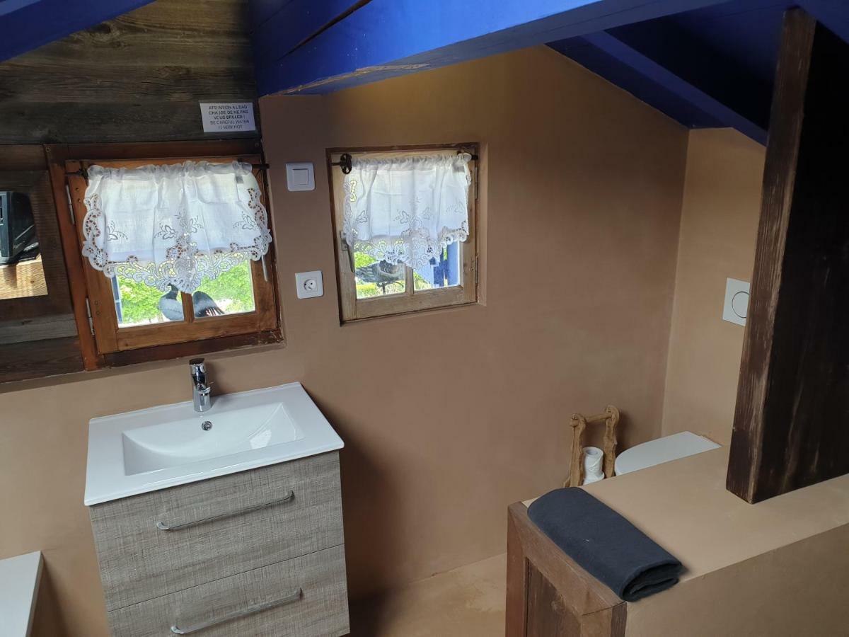 מונטריון Micro-Lodge, Le Petit Nid D'Amour מראה חיצוני תמונה